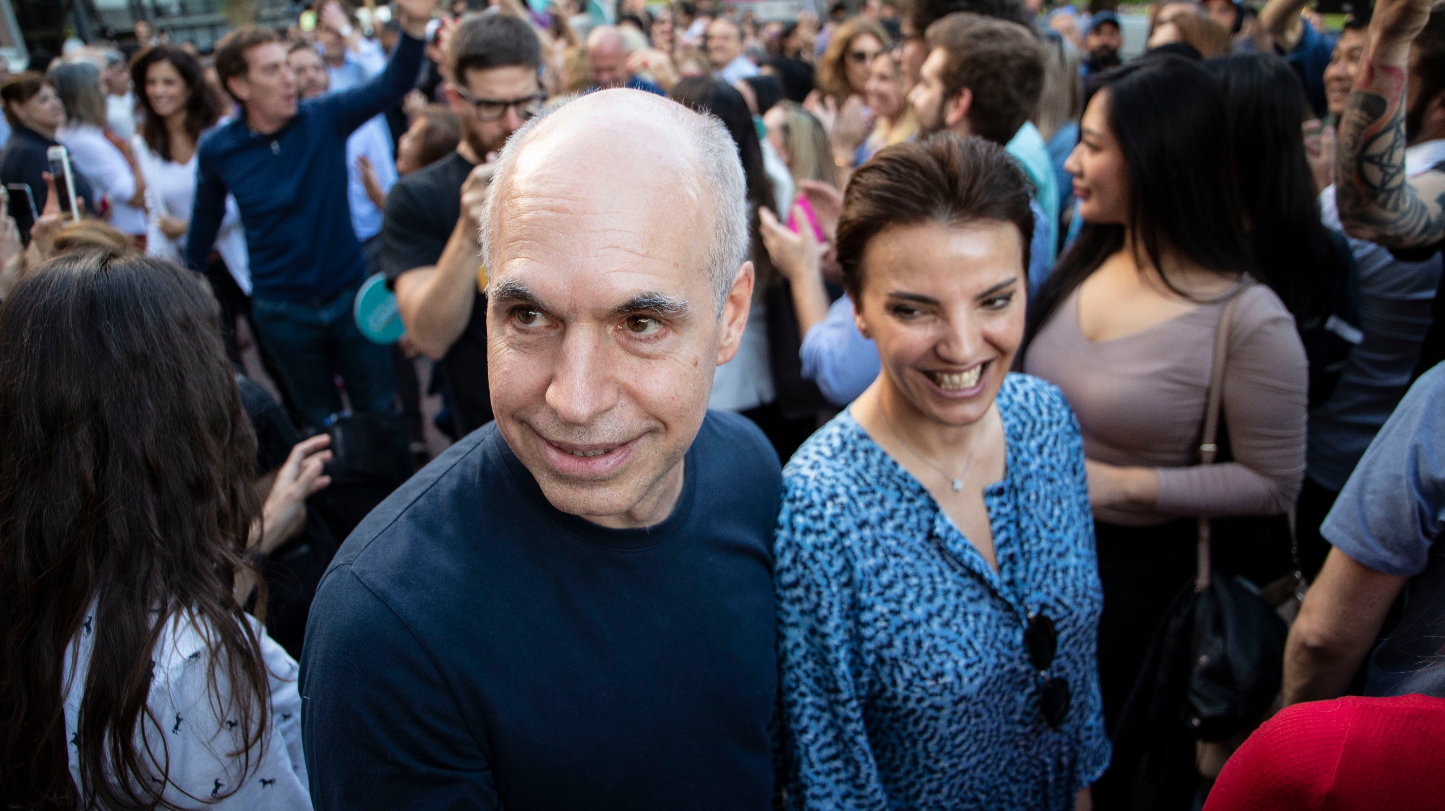 Horacio Rodríguez Larreta yendo a votar a la Facultad de Derecho y acompañado por su esposa, Bárbara Diez
