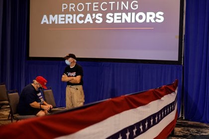 Foto del evento en el que Trump realizó el anuncio. En la pared, una pantalla transmite la frase "protegiendo a los adultos mayores de Estados Unidos". Foto: REUTERS/Carlos Barria