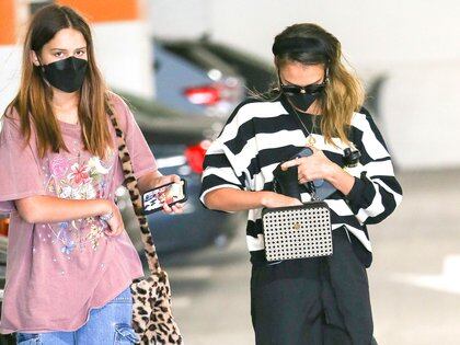 Día de shopping. Jessica Alba y su hija Honor fueron vistas ingresando a un centro comercial para recorrer tiendas