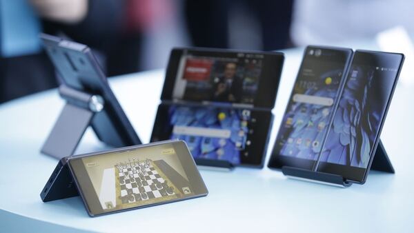 La compañía ZTE apostó a un celular con display dual para la multitarea(Getty)
