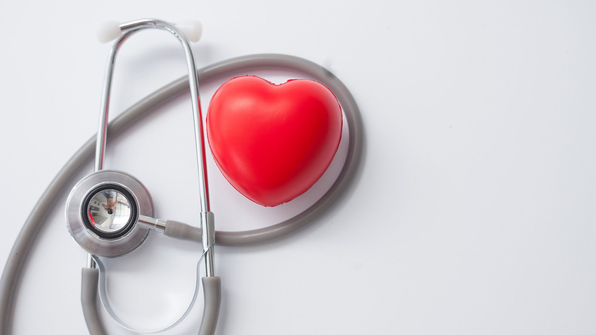 Tener la presión arterial alta es uno de los principales factores de riesgo cardíaco 
