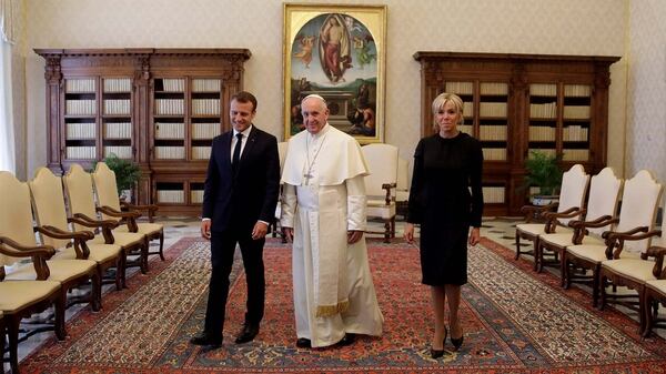 El papa Francisco junto a Macron y su esposa (Reuters)