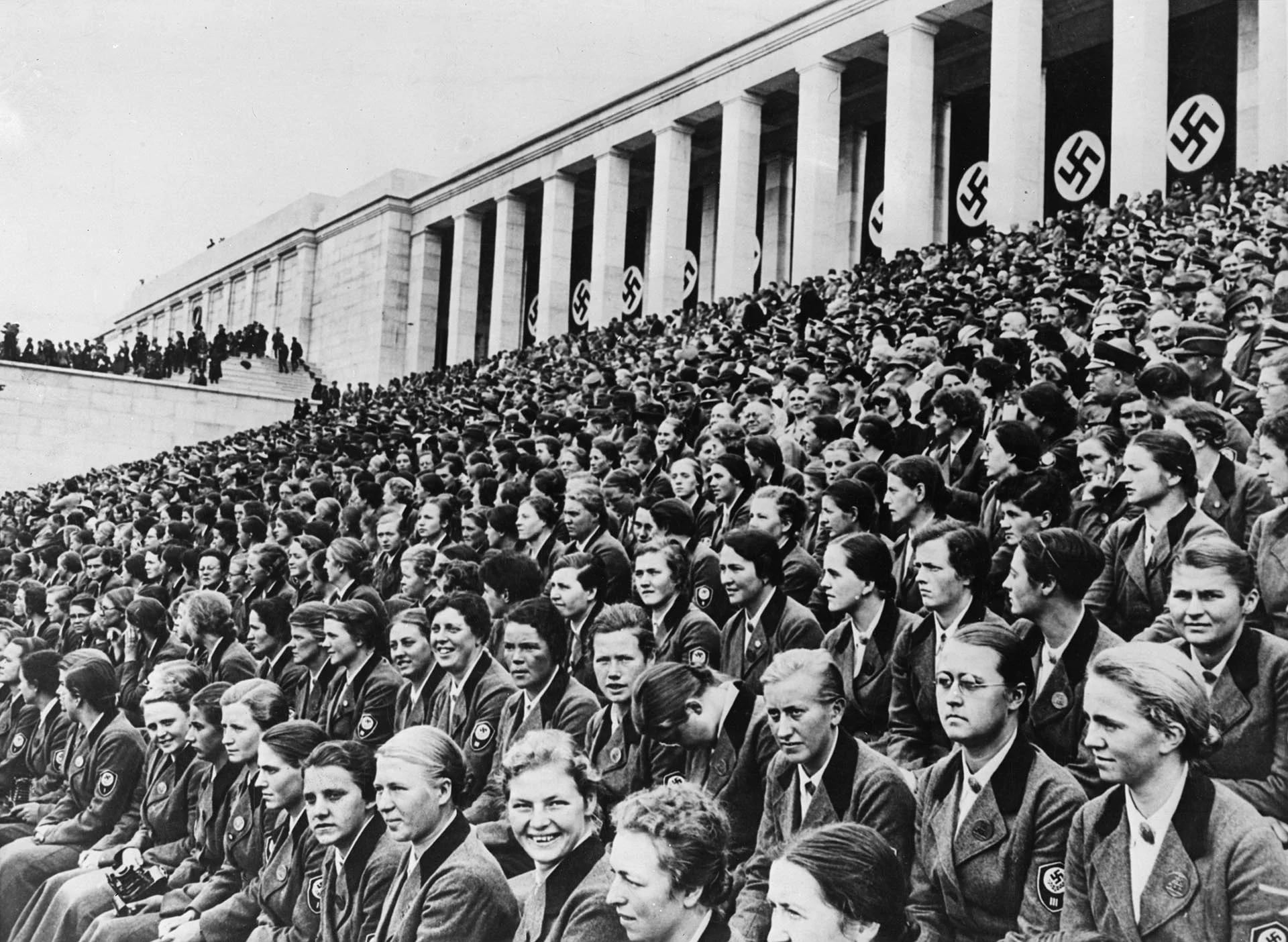 Una de las tribunas del Campo de Zepellín durante un acto nazi en 1935 (Getty Images)