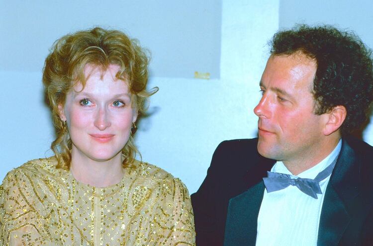 Meryl Streep y  Don Gummer en los Oscar 1983.  Son padres de cuatro hijos: Henry Wolfe, 39, Mamie, 35, Grace, 33, y Louisa, 27, todos han seguido los pasos creativos de sus padres (Shutterstock)