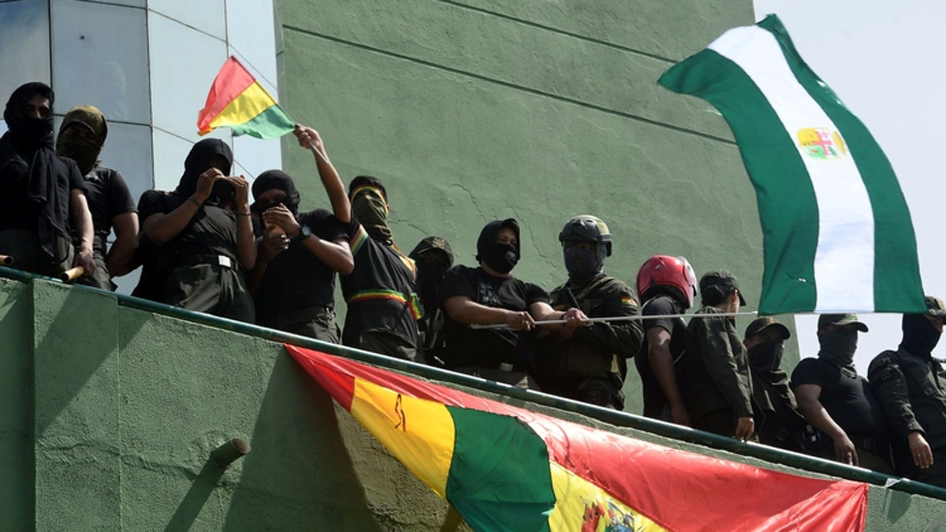 Un grupo de policías amotinados, una postal que se repitió en varias ciudades del país andino. 
