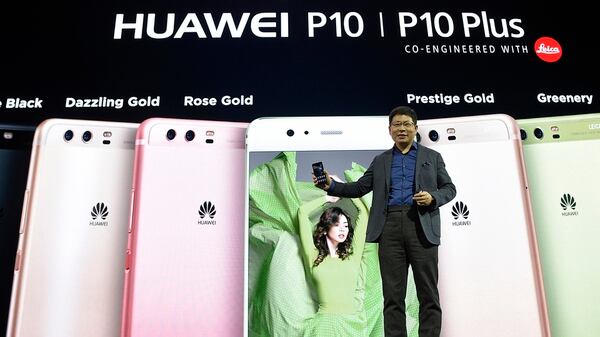 El CEO de Huawei, Richard Yu, presenta en febrero de 2017 el flamante P10 (AFP)