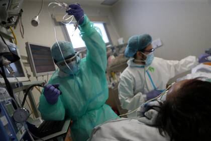 Trabajadores médicos tratan a un paciente que padece COVID-19 en la unidad de cuidados intensivos (UCI) del hospital universitario Infanta Sofía de Madrid, España, el 14 de mayo de 2020. (REUTERS/Susana Vera)