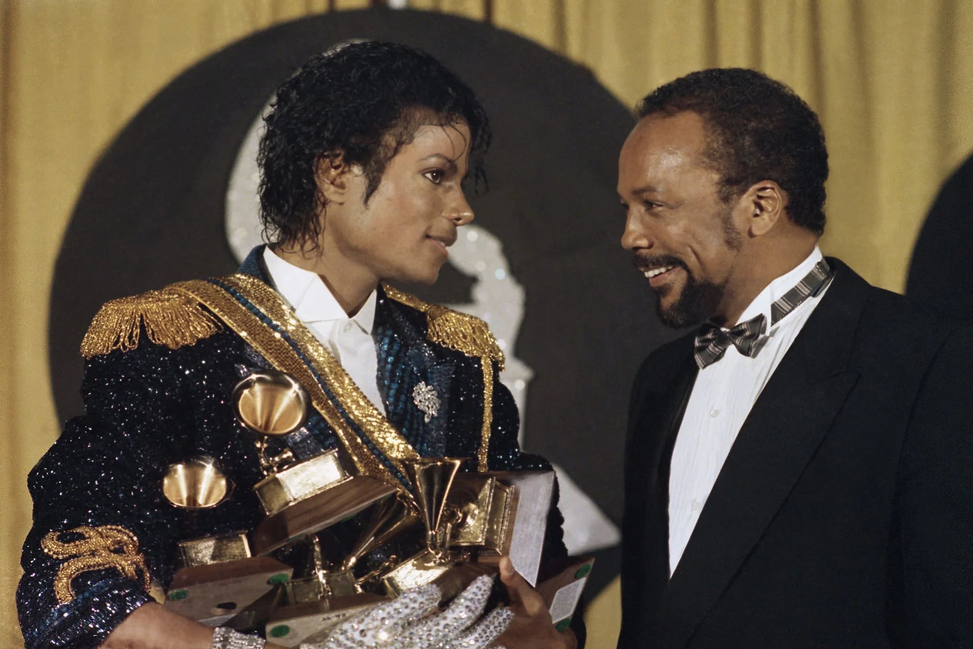 Michael Jackson sostiene sus premios junto a Quincy Jones en los Grammy Awards en el Shrine Auditorium en Los Angeles (Febrero de 1984)