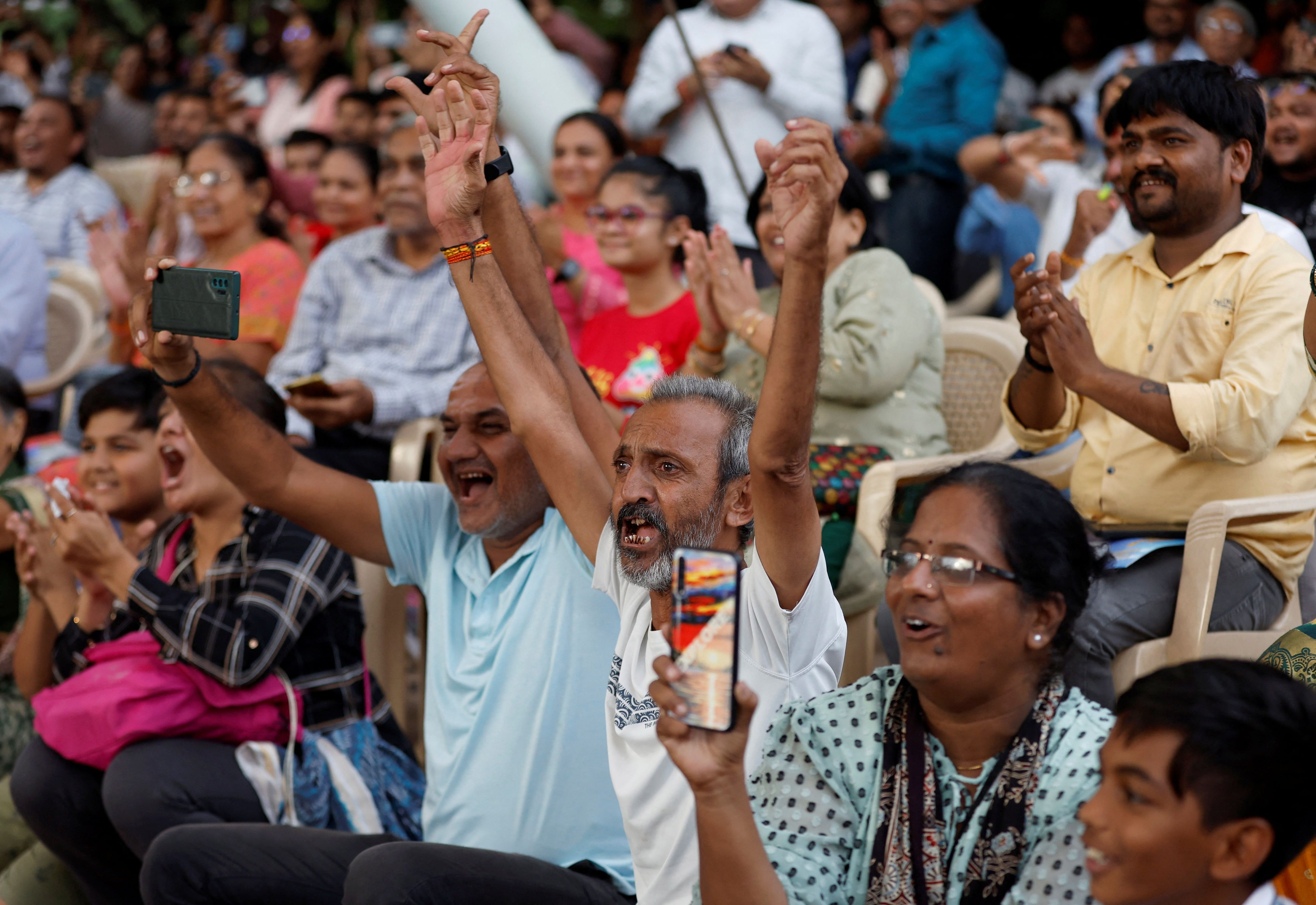 Un grupo de personas reacciona mientras ve la retransmisión en directo del alunizaje de la nave espacial Chandrayaan-3, en el interior de un auditorio de la Ciudad de la Ciencia de Gujarat, en Ahmedabad, India, el 23 de agosto de 2023. REUTERS/Amit Dave