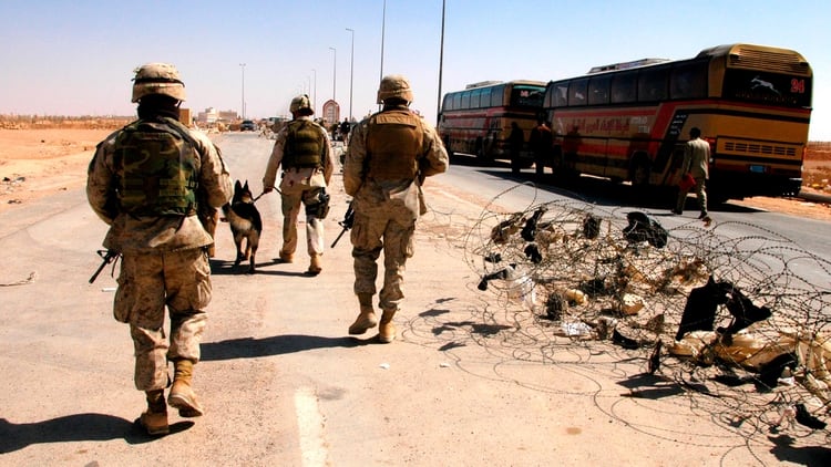 Soldados de la Marina estadounidense desplegándose en Irak (Mandatory Credit: Photo by Steve Bent/Shutterstock)