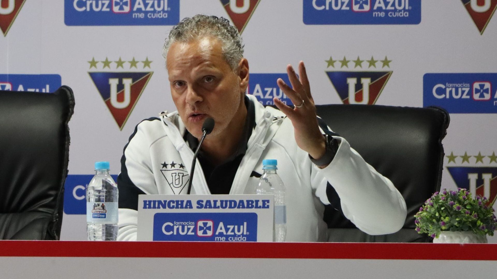 Esteban Paz, directivo de LDU, se pronunció sobre renovación de Paolo Guerrero para 2024.