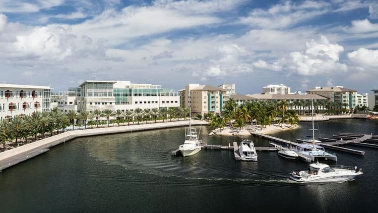 Camana Bay, uno de los desarrollos inmobiliarios de Kenneth Dart en las islas Cayman.