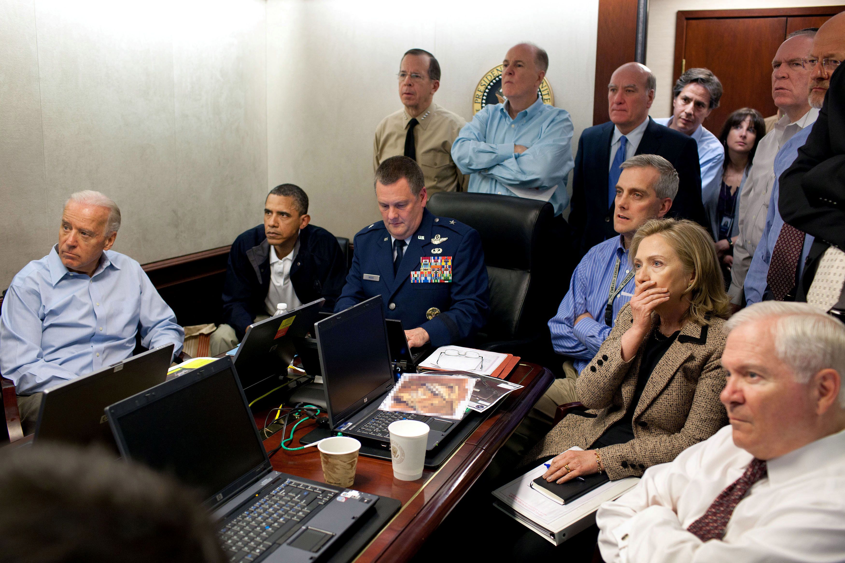 El presidente de Estados Unidos, Barack Obama (segundo a la izquierda) y el vicepresidente Joe Biden (izquierda), junto con miembros del equipo de seguridad nacional, reciben una actualización sobre la misión contra Osama bin Laden en la Sala de Situación de la Casa Blanca, el 1 de mayo de 2011. (REUTERS/Casa Blanca/Pete Souza)
