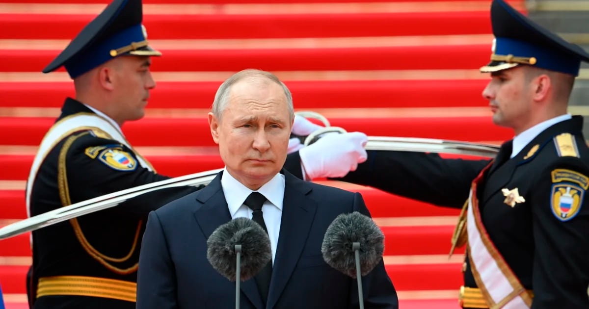 Putin aumenta la tensione con la Nato: ha ordinato esercitazioni militari con armi nucleari tattiche