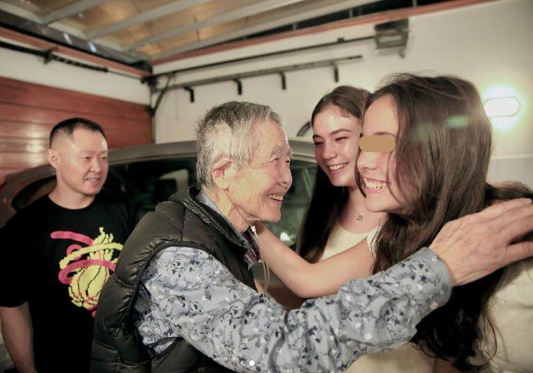 Alberto Fujimori fue trasladado hasta la casa de su hija Keiko Fujimori en Surco. Allí se reencontró con sus nietas Kyara y Kaori Villanella.