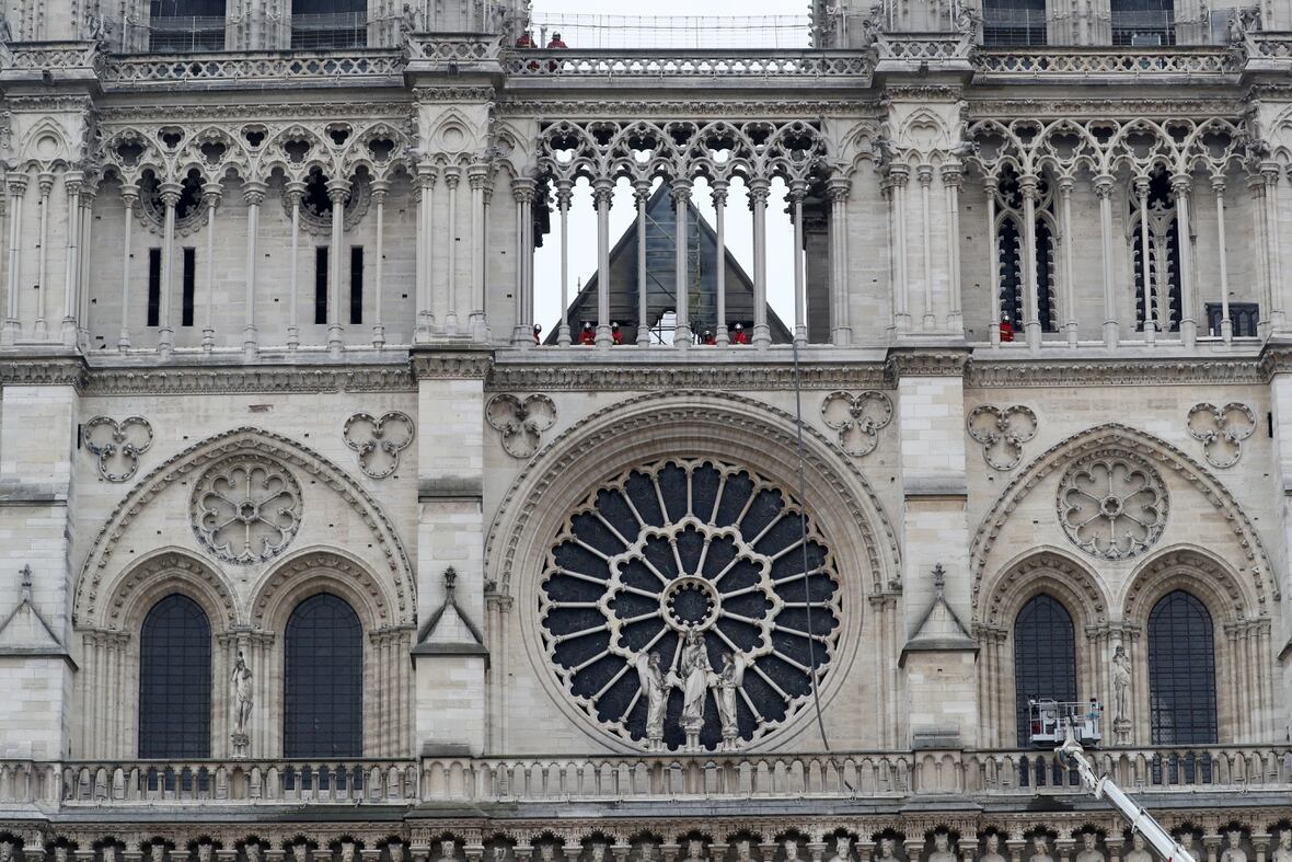 El frente de la catedral fue resguardadoÂ (REUTERS/Yves Herman)