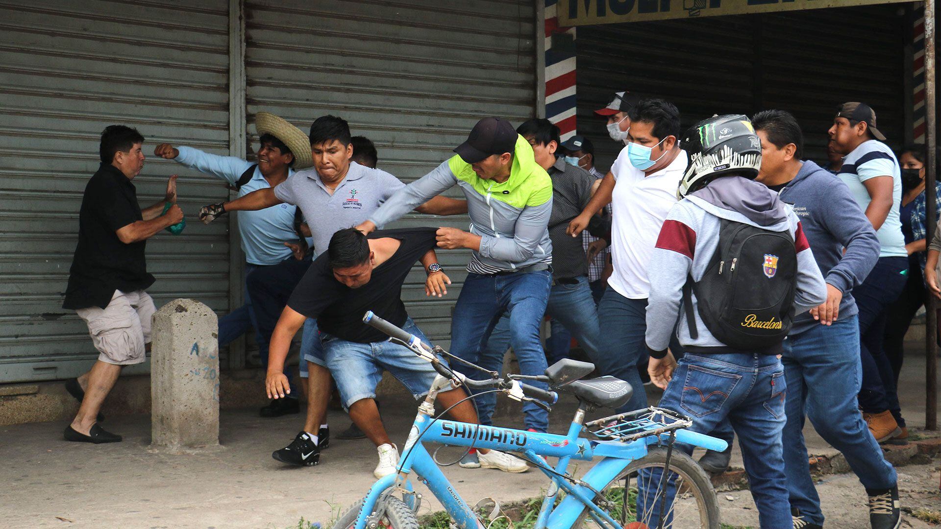 Varias personas se pelean contra un grupo de manifestantes que bloquean una vía en Santa Cruz (EFE/ Juan Carlos Torrejon)