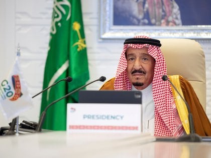 El rey saudí Salman bin Abdulaziz pronuncia un hipotético discurso durante la sesión de apertura de la 15a Cumbre Anual de Líderes del G20 en Riad, Arabia Saudita.