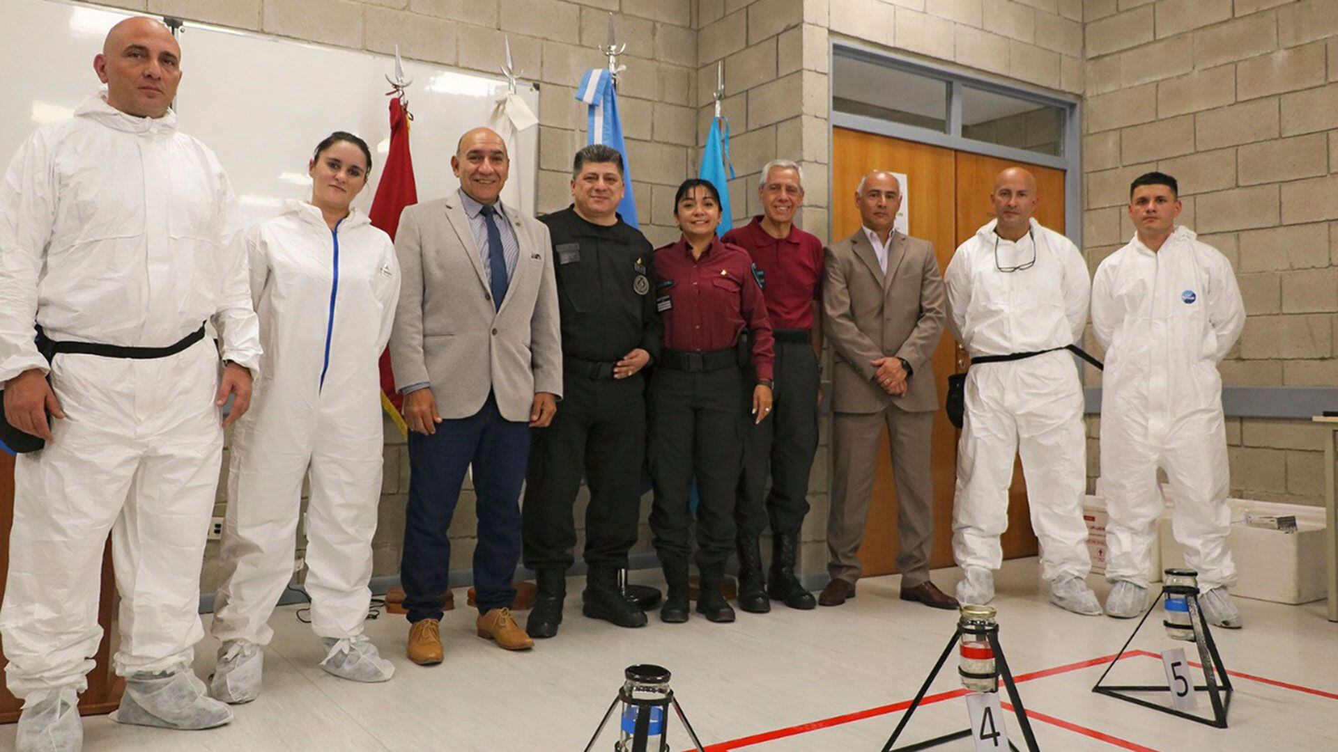 Rosillo junto a algunos de los integrantes del equipo de la Policía de la Ciudad