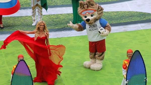 Zabivaka, la mascota del Mundial, con el balón oficial de la Copa del Mundo (Reuters/ Maxim Shemetov)