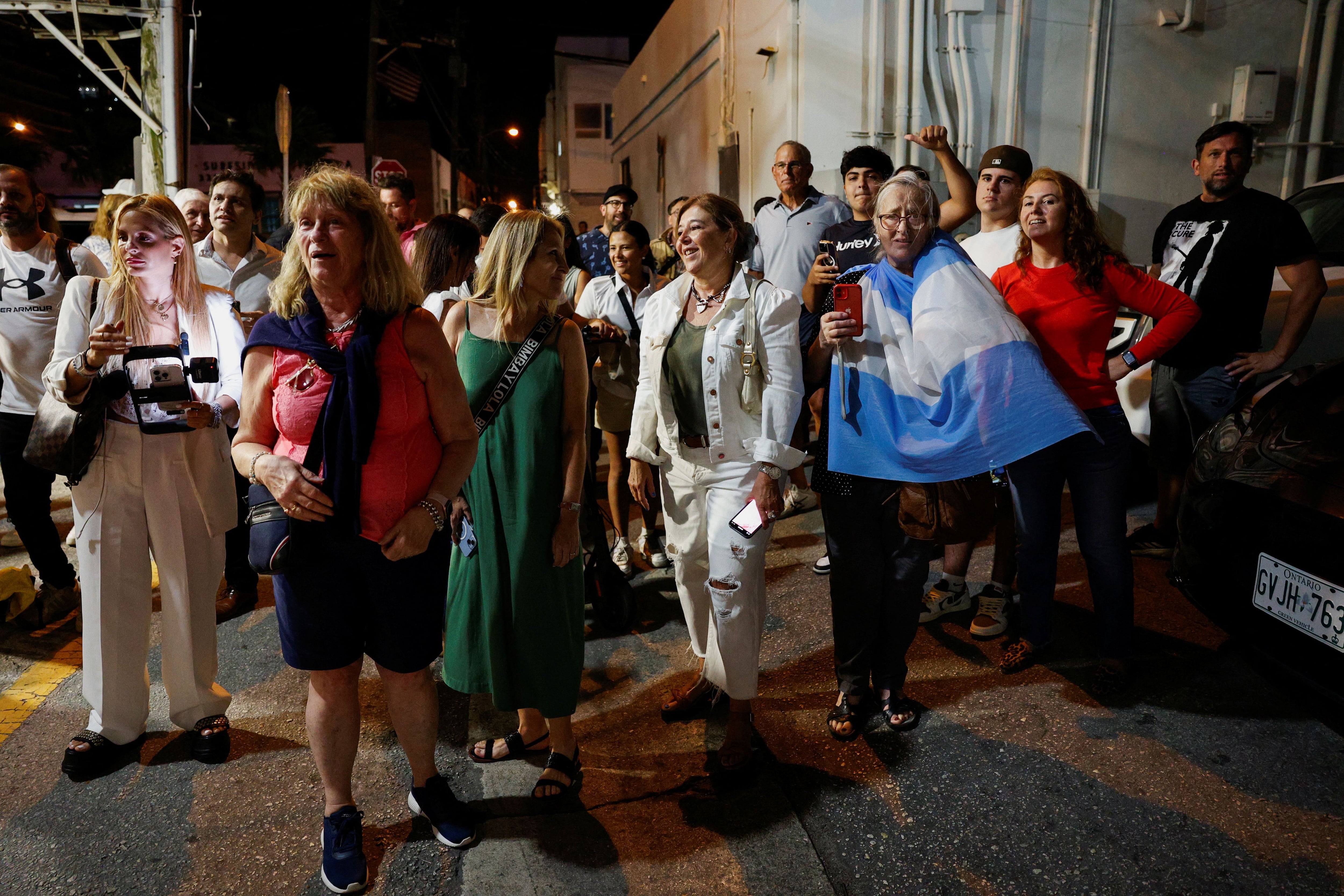 Muchos argentinos que apoyan a Milei y viven en Miami esperaron en la puerta del centro de la Jabad Lubavitch para tener una selfie o gritar "Viva la Libertad Avanza"
