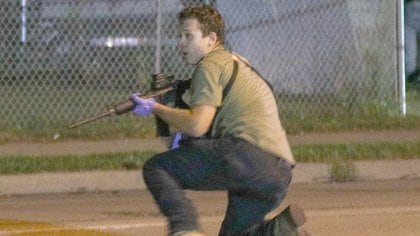 Kyle Rittenhouse, de 17 años, disparando su rifle automático contra personas que protestaban por el asesinato del afroamericano Jacob Blacke en Kenosha, Wisconsin.