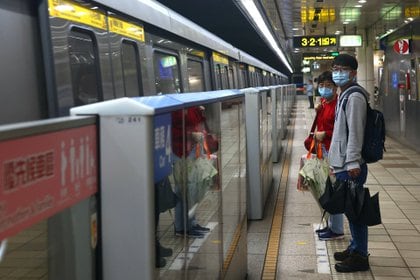 Personas que usan máscaras protectoras para prevenir la propagación de la enfermedad del coronavirus (COVID-19) esperan un tren del metro en Taipei, Taiwán (REUTERS/Ann Wang)