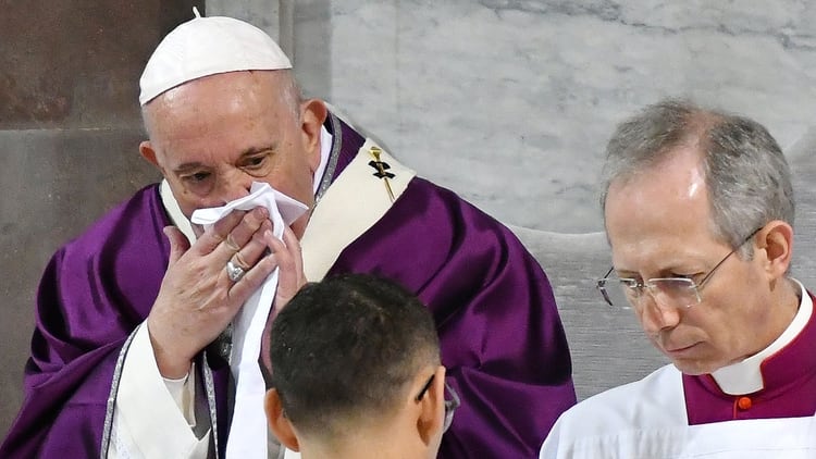 Desde la Santa Sede, descartaron las versiones de coronavirus o de una afección pulmonar más allá del resfrío (Photo by Alberto PIZZOLI / AFP)