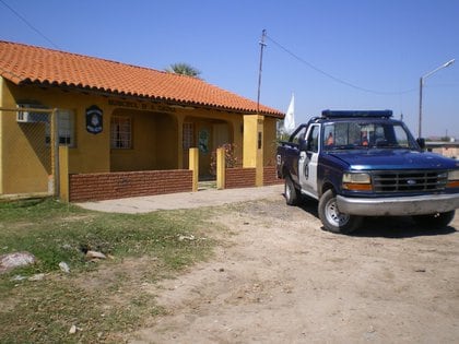 La subcomisaría del barrio Antenor Gauna, sobre el límite norte de la capital de Formosa, la dependencia donde está detenido el médico