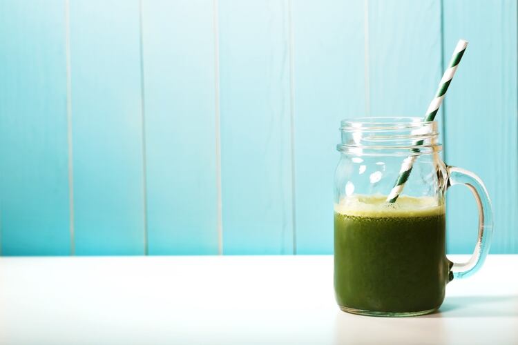 Los jugos verdes son uno de los principales alimentos de esta polémica dieta (Shutterstock)