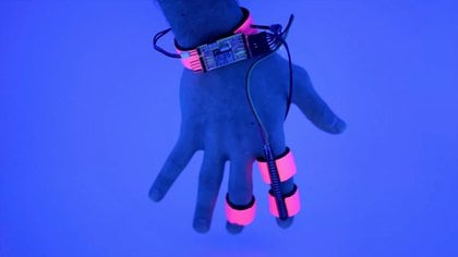  Dormio es un dispositivo electrónico portátil con sensores para generar automáticamente incubaciones auditivas en serie al comienzo del sueño (Oscar Rosello/MIT)