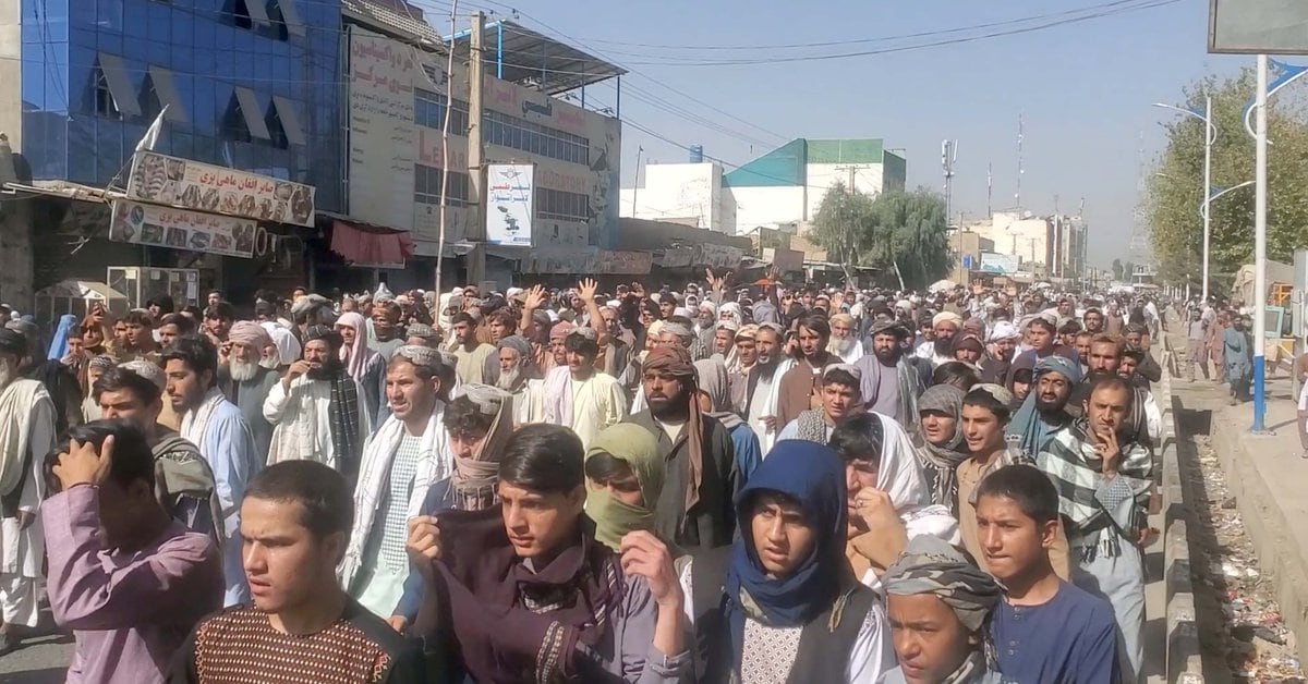 Los talibanes quieren desalojar a miles de familias afganas y hubo masivas  protestas en Kandahar - Infobae