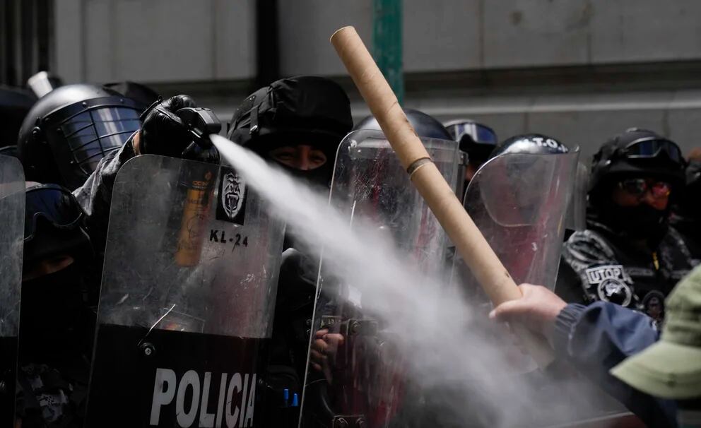 La policía bloquea el acceso al palacio de gobierno mientras choca con los maestros que protestan en La Paz, Bolivia, el 