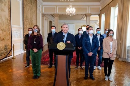 Foto de archivo. El presidente de Colombia, Iván Duque, acompañadado por algunos integrantes de su Gobierno, anuncia el retiro de un proyecto de reforma tributaria en Bogotá, Colombia, 2 de mayo, 2021. Presidencia de la República vía/REUTERS