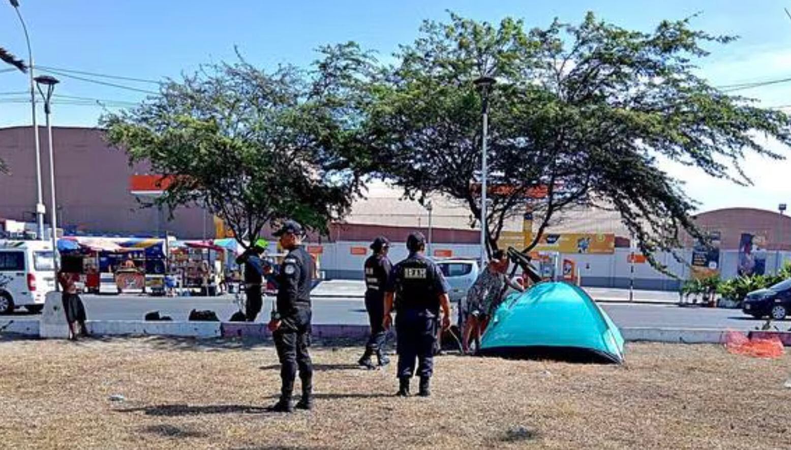 Desalojan a personas migrantes del óvalo La Marina, en Trujillo, donde pernoctaban.