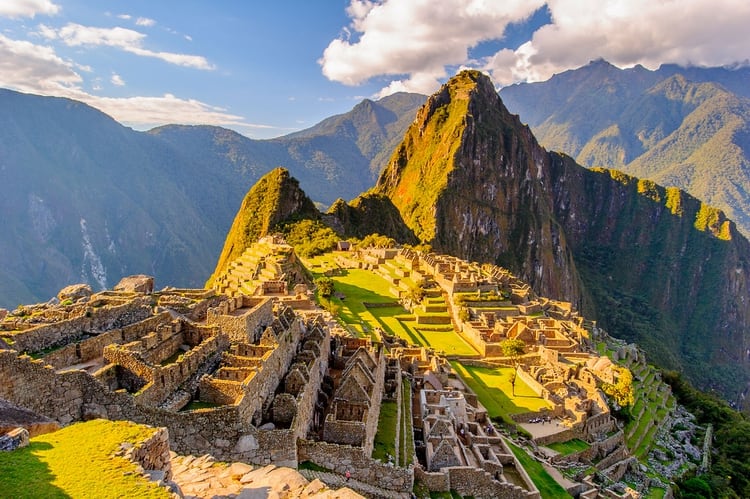 Machu Picchu es casi el único sitio inca en Perú que sobrevivió a la invasión española y los últimos 500 años ileso. Como tal, es uno de los pocos lugares donde puedes experimentar el ingenio arquitectónico de los albañiles incas (Shutterstock)