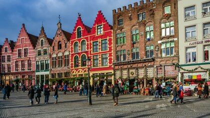 En la ciudad de Brujas se encuentran encantadores mercados que se destacan por su estilo medieval y su combinación de colores (Getty Images)
