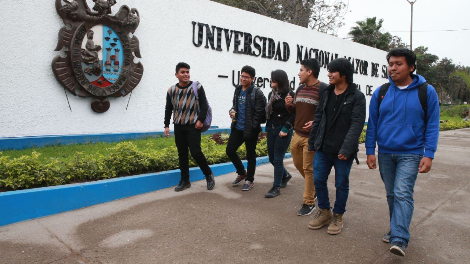 Alumnos de la Universidad Nacional Mayor de San Marcos salen caminando del recinto