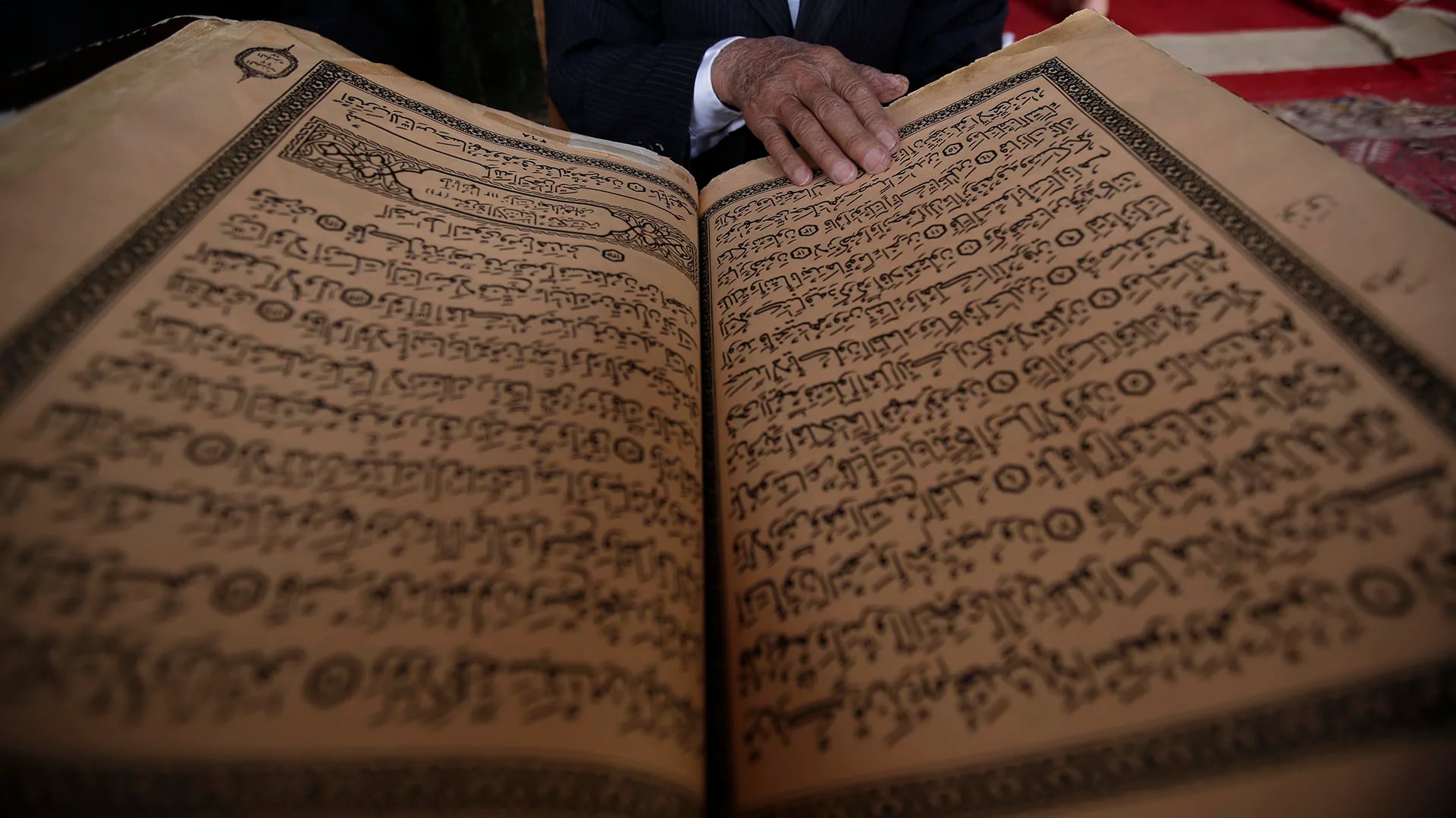 Durante el Ramadán, la lectura de los versos del Corán, el libro sagrado del islam, es una actividad cotidiana y obligada (AFP)