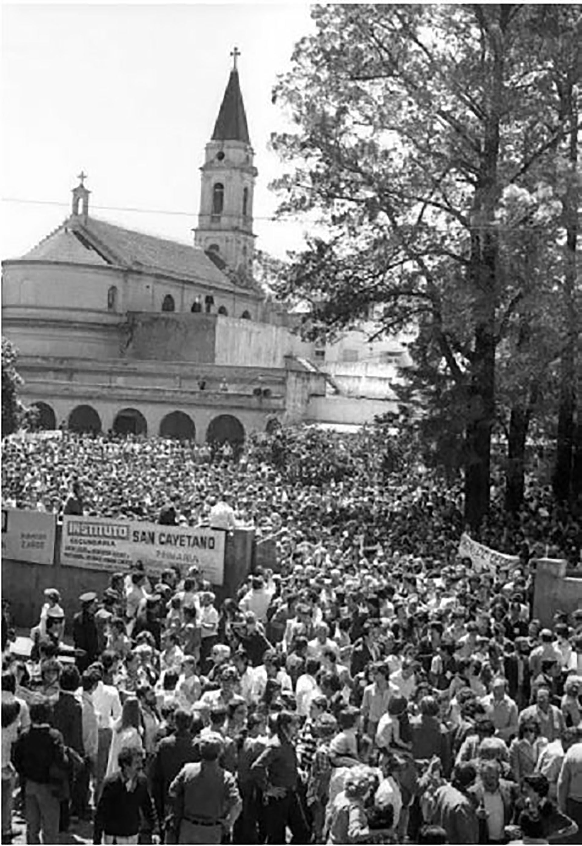 Marcha de la CGT al santuario de San Cayetano en 1981. Fue la primera movilización contra la Dictadura