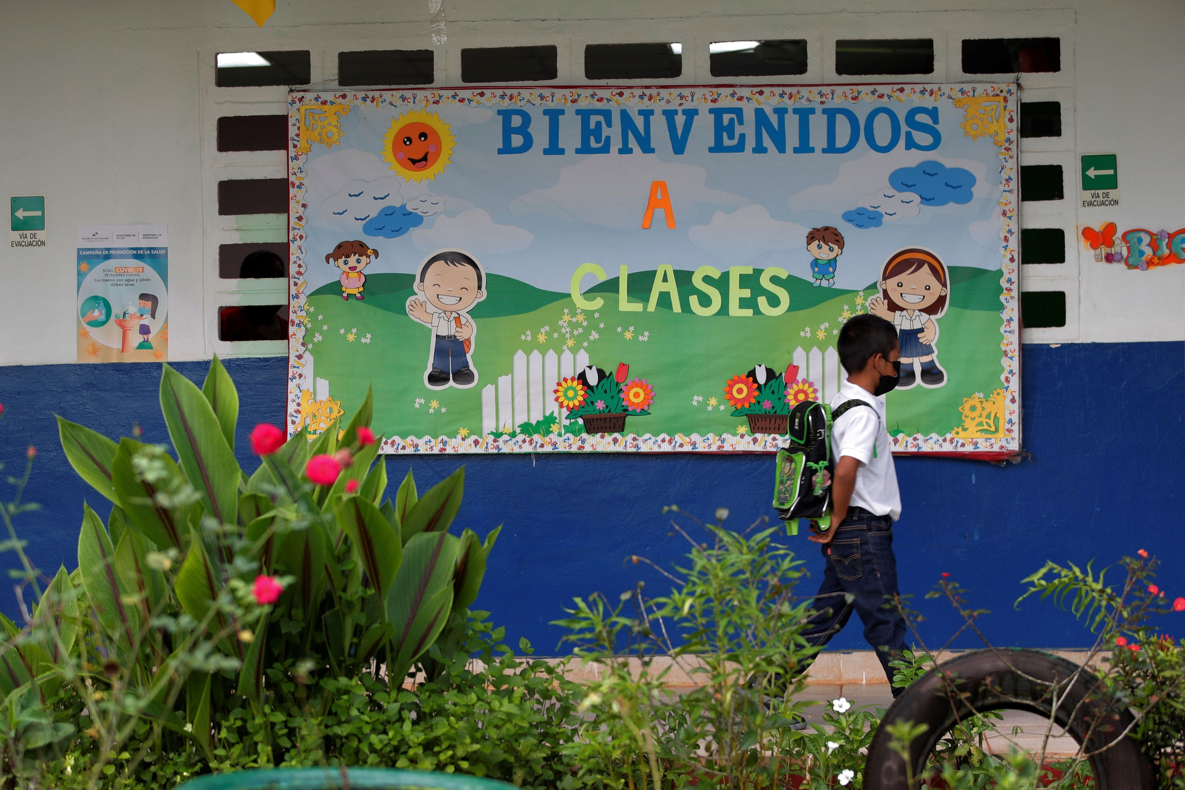 Un estudiante de la escuela Las Zanguengas llega a clases presenciales en Panamá Oeste, en una fotografía de archivo (EFE/ Bienvenido Velasco)
