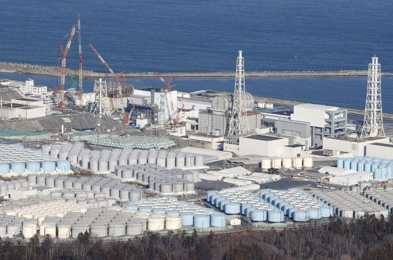 Una vista aérea muestra los tanques de almacenamiento de agua tratada de la central nuclear de Fukushima Daiichi, destruida por el tsunami, en la localidad de Okuma, prefectura de Fukushima, Japón. 22 de agosto de 2023, en esta foto tomada por Kyodo vía REUTERS
