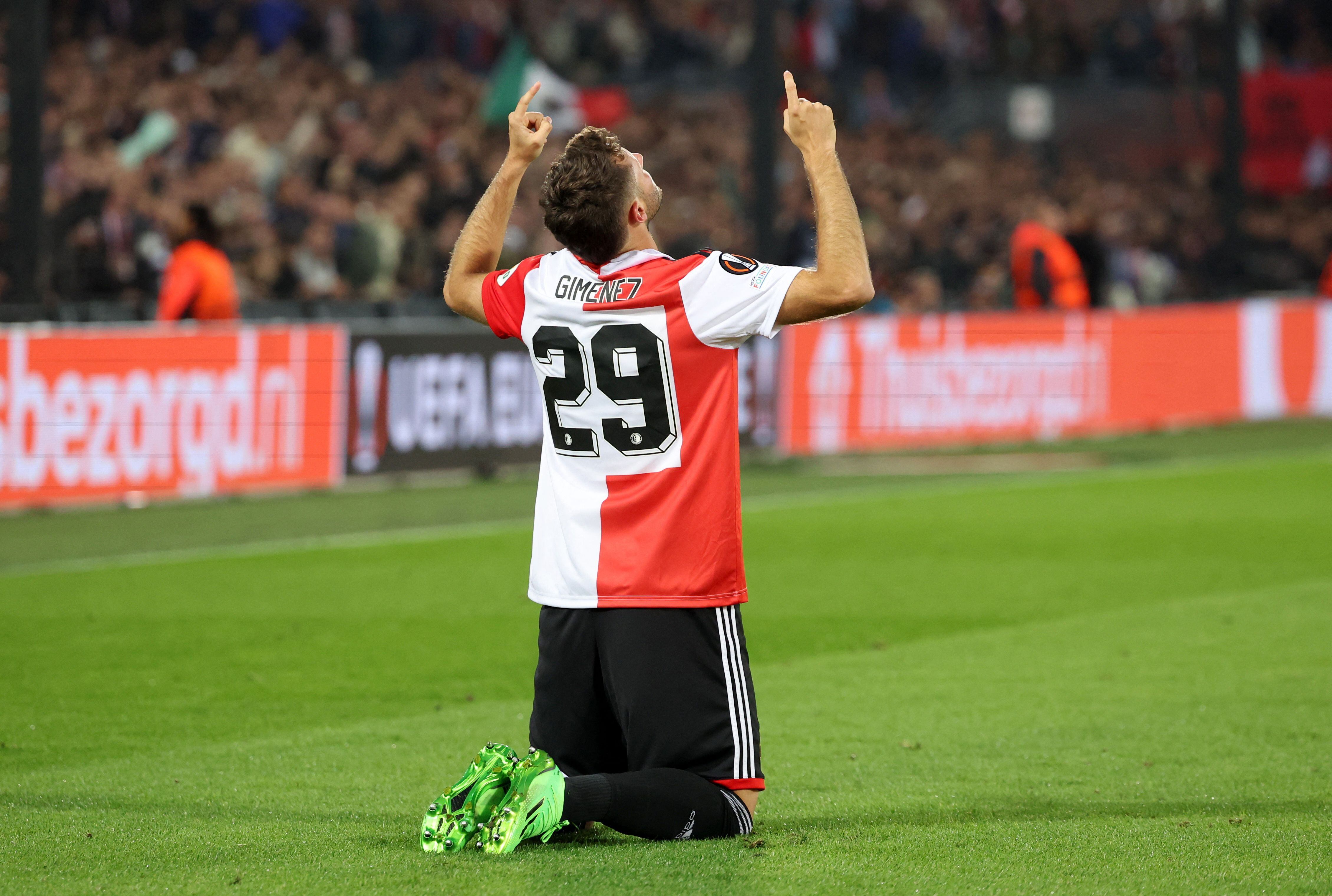 Santiago Giménez celebra una anotación con el Feyenoord. Foto: REUTERS/Piroschka Van De Wouw