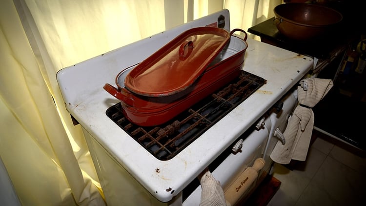 La gran cacerola para cocinar pescado, uno de los objetos fetiche de la muestra (Gustavo Gavotti)
