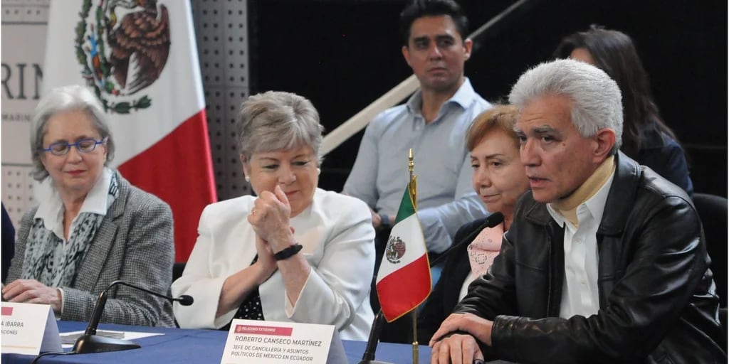“¡No somos iguales!”: personal diplomático mexicano volvió al país tras rompimiento de relaciones con Ecuador