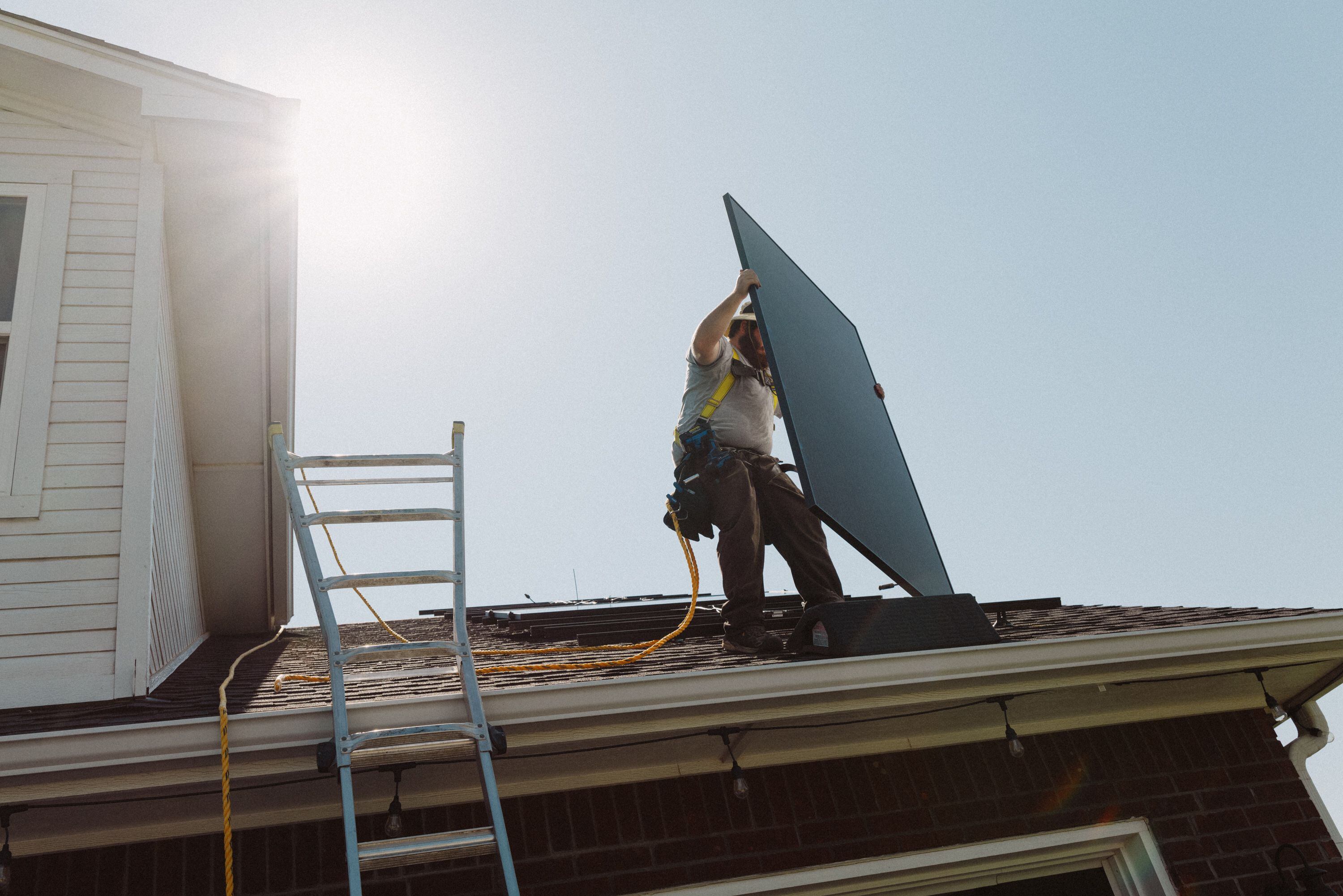 Instalación de paneles solares en una vivienda de Edmond