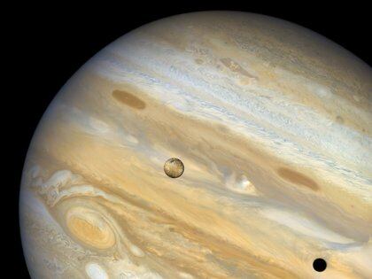 Imagen de Io que está pasando frente a Júpiter, tomada por la nave espacial Voyager 1 en 1979 (NASA/ JET PROPULSION LABORATORY/IAN REGAN)
