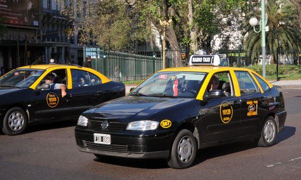 Varios taxistas comenzaron a registrarse también en Uber o Didi (NA)