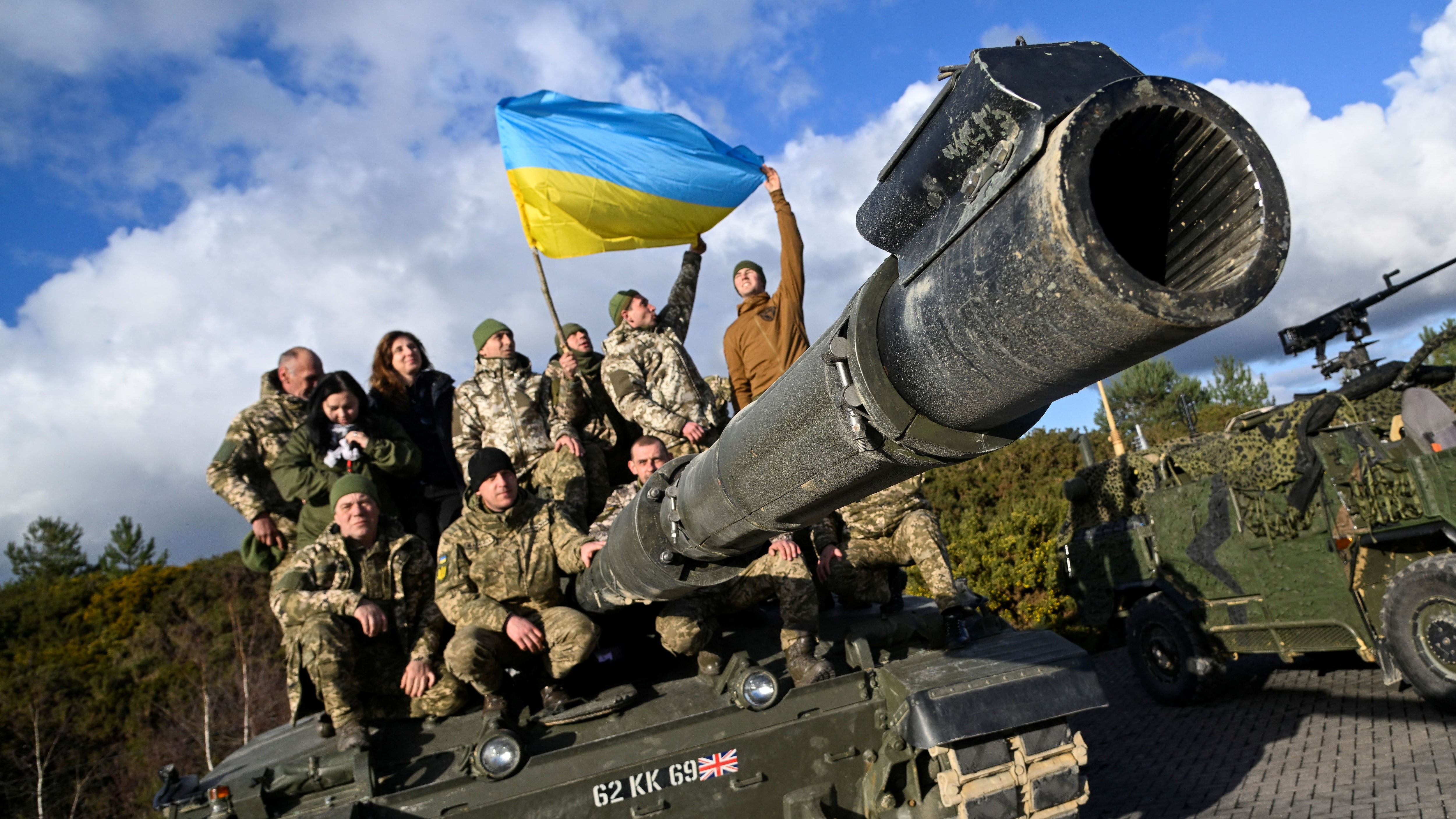 Personal ucraniano en un tanque Challenger 2 (Reuters)