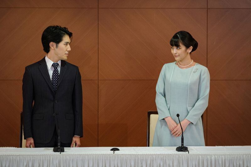 La princesa japonesa Mako y su esposo, Kei Komuro, en rueda de prensa en Tokio, Japón, 26 octubre 2021.Nicolas Datiche/Pool vía REUTERS
